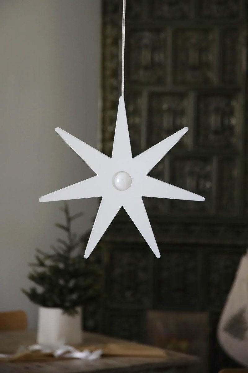 Origo Ø37 Hvit Fra Markslöjd - Origo adventsstjernen er en stilig og moderne julestjerne i hvitt metall som skaper en koselig f&oslash;lelse i hjemmet.