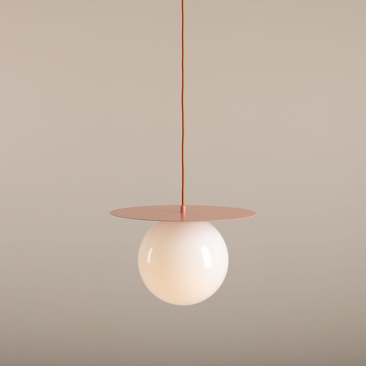 Loop Ø40 Korall Taklampe Fra Artera - Den runde kuppelen i opalt glass har en diameter på 25cm og skaper en fin spredning av lys i rommet.