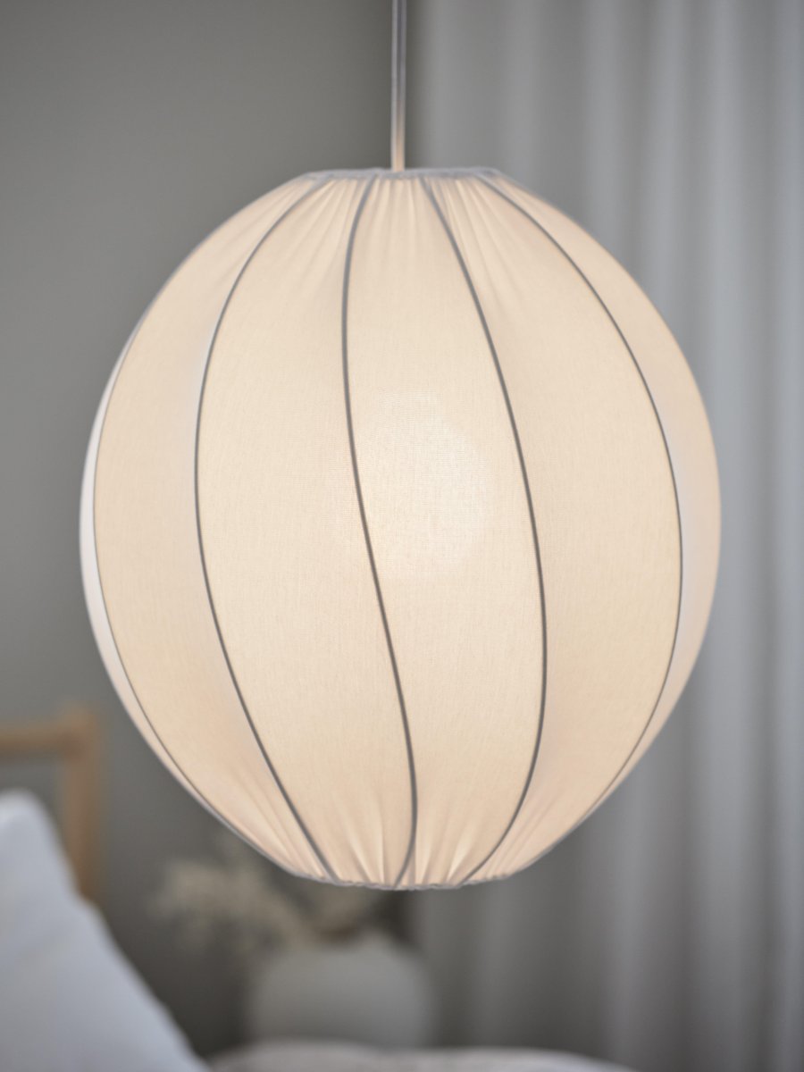 Olivia Ø35 Hvit Taklampe Fra PR Home - Olivia takskjerm er en klassisk form i ny årgang med en vri, med den via jerseystoffet.