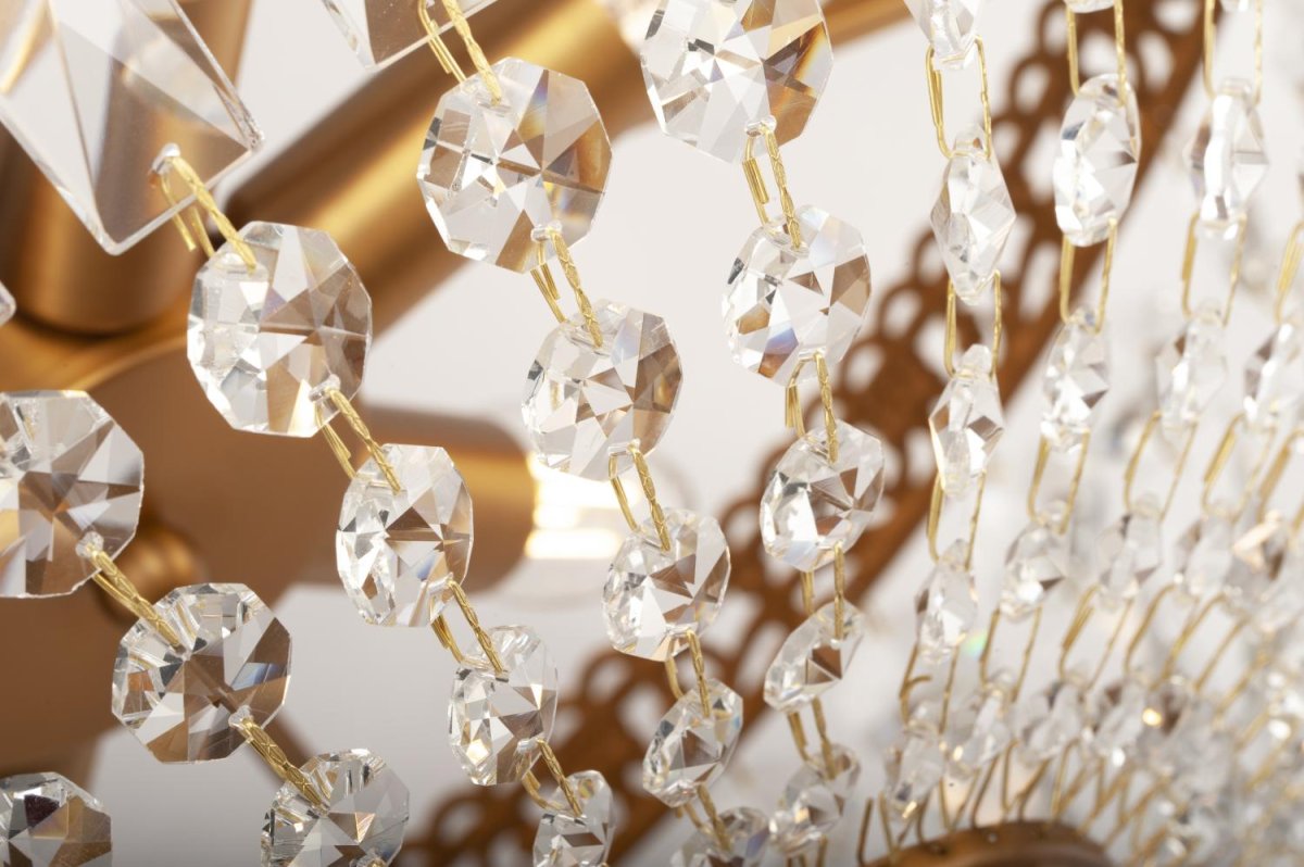 Classic Ø45 krystall Fra Norrsken Design - De glitrende krystallene reflekterer lyset på en fortryllende måte og skaper en vakker glød i rommet.