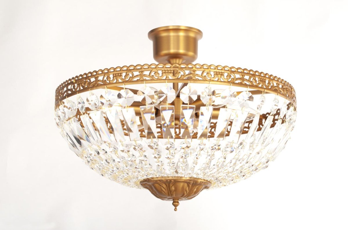 Classic Ø45 krystall Fra Norrsken Design - De glitrende krystallene reflekterer lyset på en fortryllende måte og skaper en vakker glød i rommet.