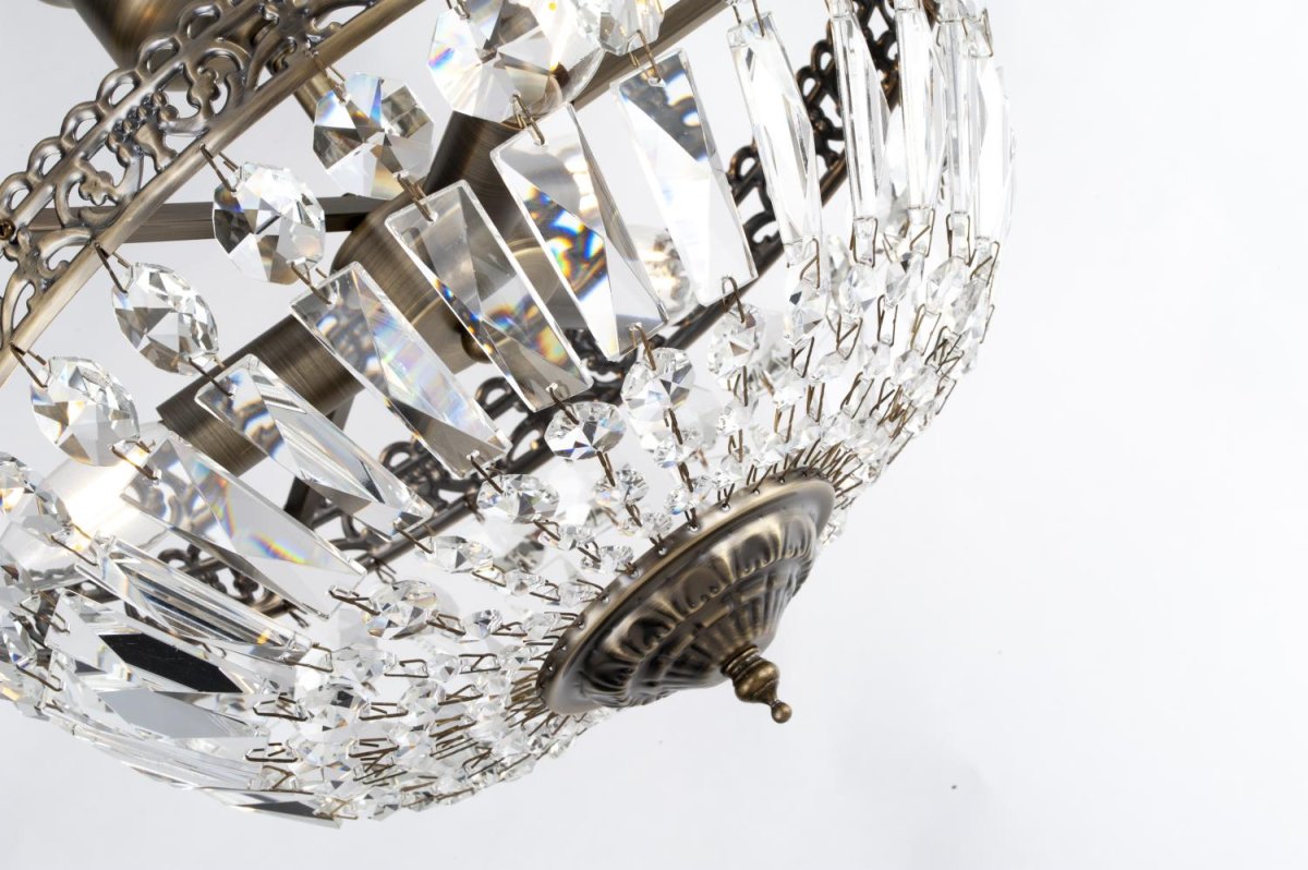 Classic Ø35 Antikk messing krystall Fra Norrsken Design - De glitrende krystallene reflekterer lyset på en fortryllende måte og skaper en vakker glød i rommet.