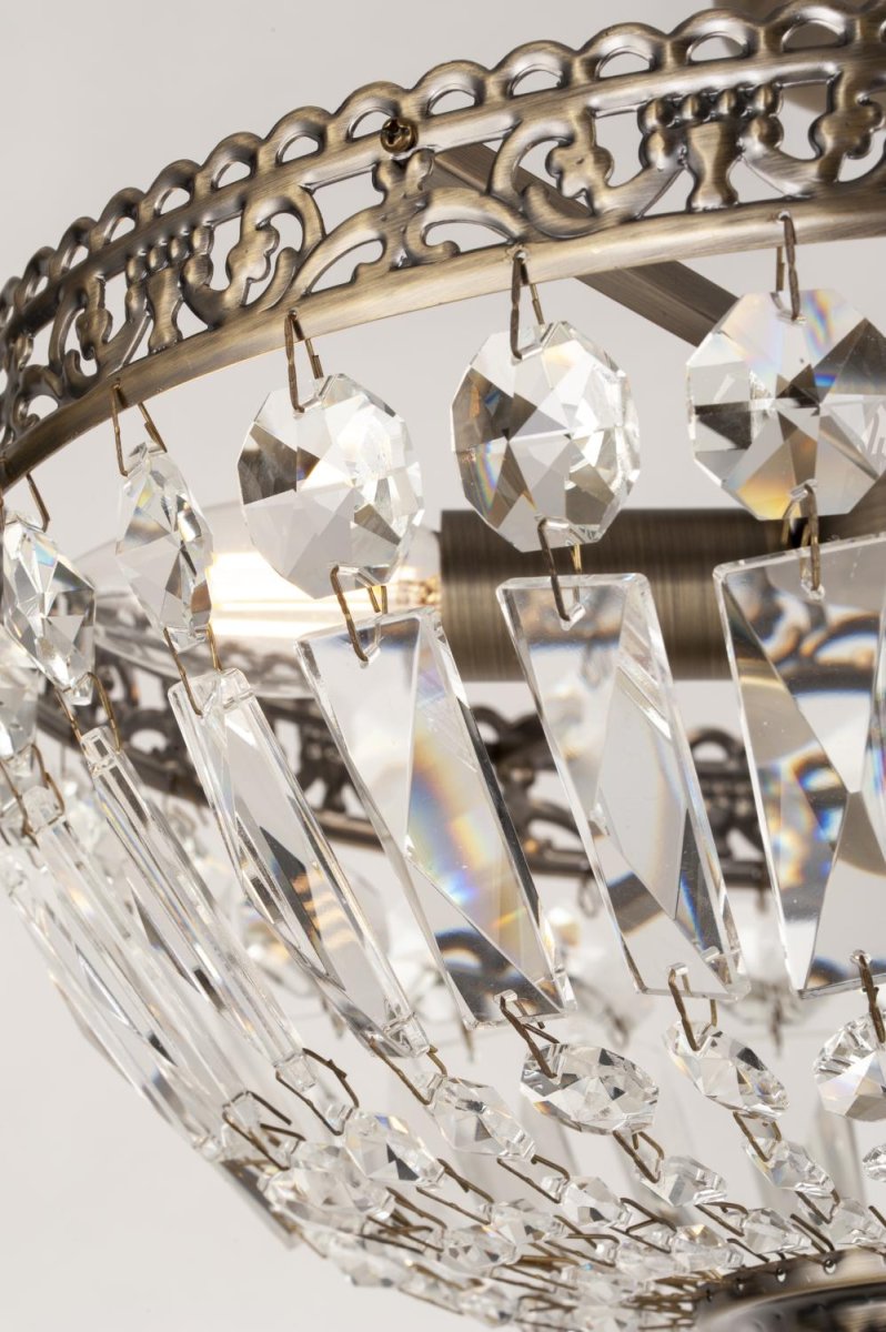 Classic Ø35 Antikk messing krystall Fra Norrsken Design - De glitrende krystallene reflekterer lyset på en fortryllende måte og skaper en vakker glød i rommet.