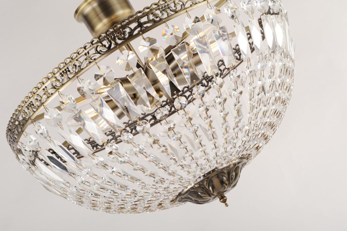 Classic Ø55 Antikk messing krystall Fra Norrsken Design - De glitrende krystallene reflekterer lyset p&aring; en fortryllende m&aring;te og skaper en vakker gl&oslash;d i rommet.