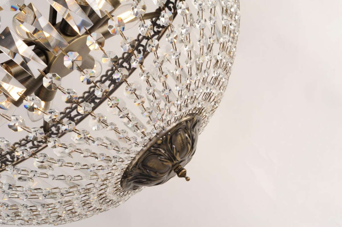 Classic Ø55 Antikk messing krystall Fra Norrsken Design - De glitrende krystallene reflekterer lyset p&aring; en fortryllende m&aring;te og skaper en vakker gl&oslash;d i rommet.