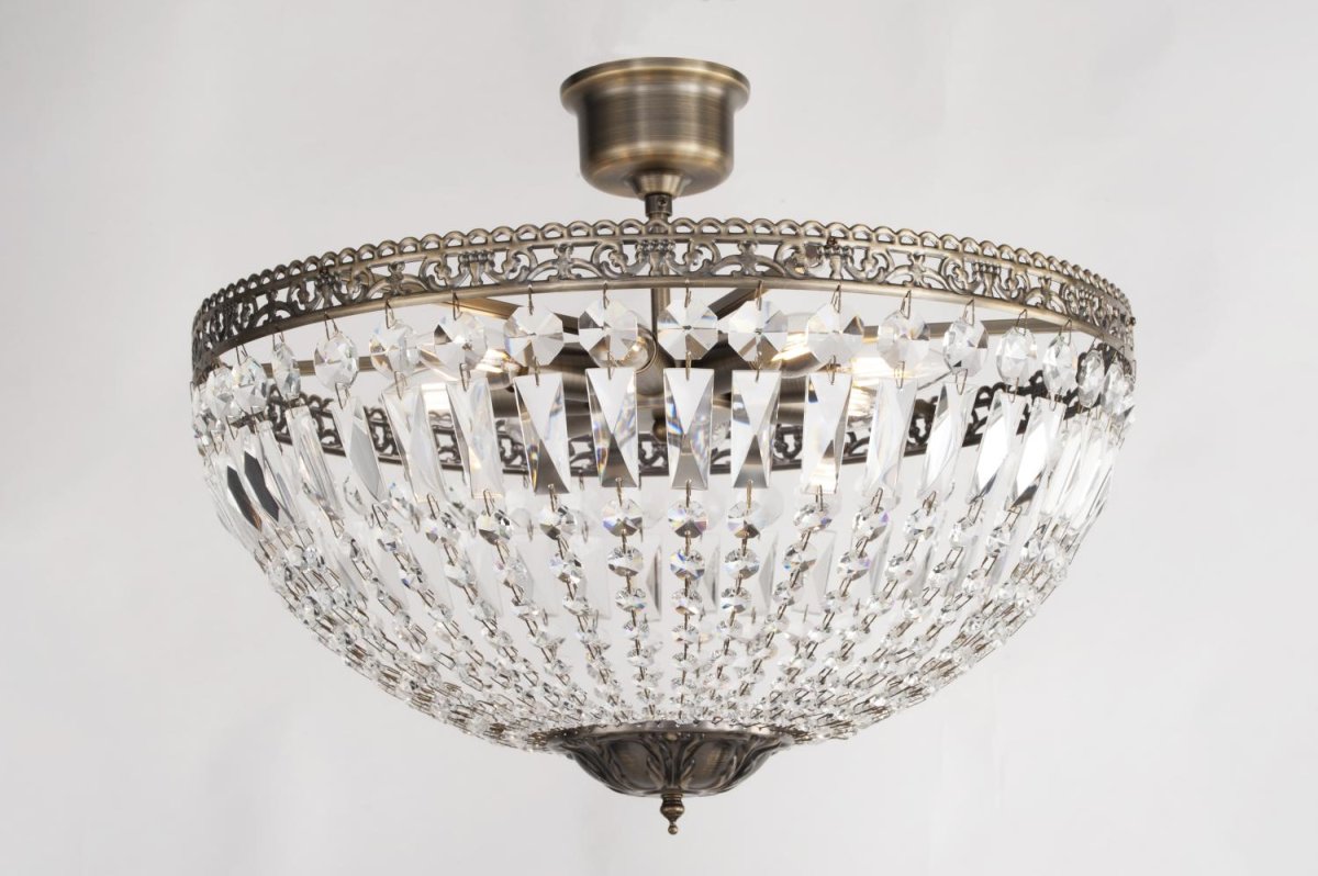 Classic Ø55 Antikk messing krystall Fra Norrsken Design - De glitrende krystallene reflekterer lyset p&aring; en fortryllende m&aring;te og skaper en vakker gl&oslash;d i rommet.