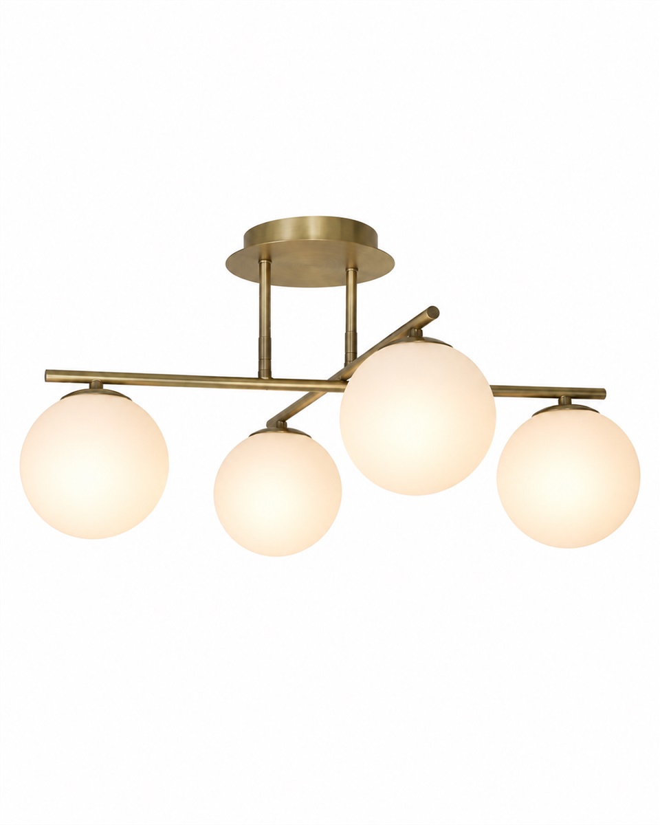 Globi 4 Ø65 Børstet messing/hvit plafond Fra Nordic Lighting - Metallrammen i b&oslash;rstet messingfinish skaper en elegant kontrast til de fire runde opalglasskuppelene, som sprer lyset jevnt i rommet uten &aring; blende.