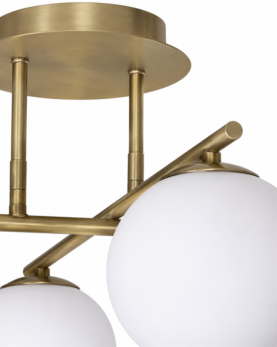 Globi 4 Ø65 Børstet messing/hvit plafond Fra Nordic Lighting - Metallrammen i b&oslash;rstet messingfinish skaper en elegant kontrast til de fire runde opalglasskuppelene, som sprer lyset jevnt i rommet uten &aring; blende.