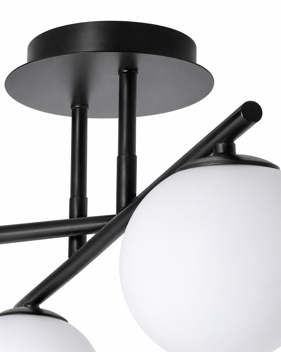 Globi 4 Ø65 Svart og hvitt plafond Fra Nordic Lighting - Globi 4 er en moderne taklampe som gir et stilig uttrykk og et mykt, behagelig lys.