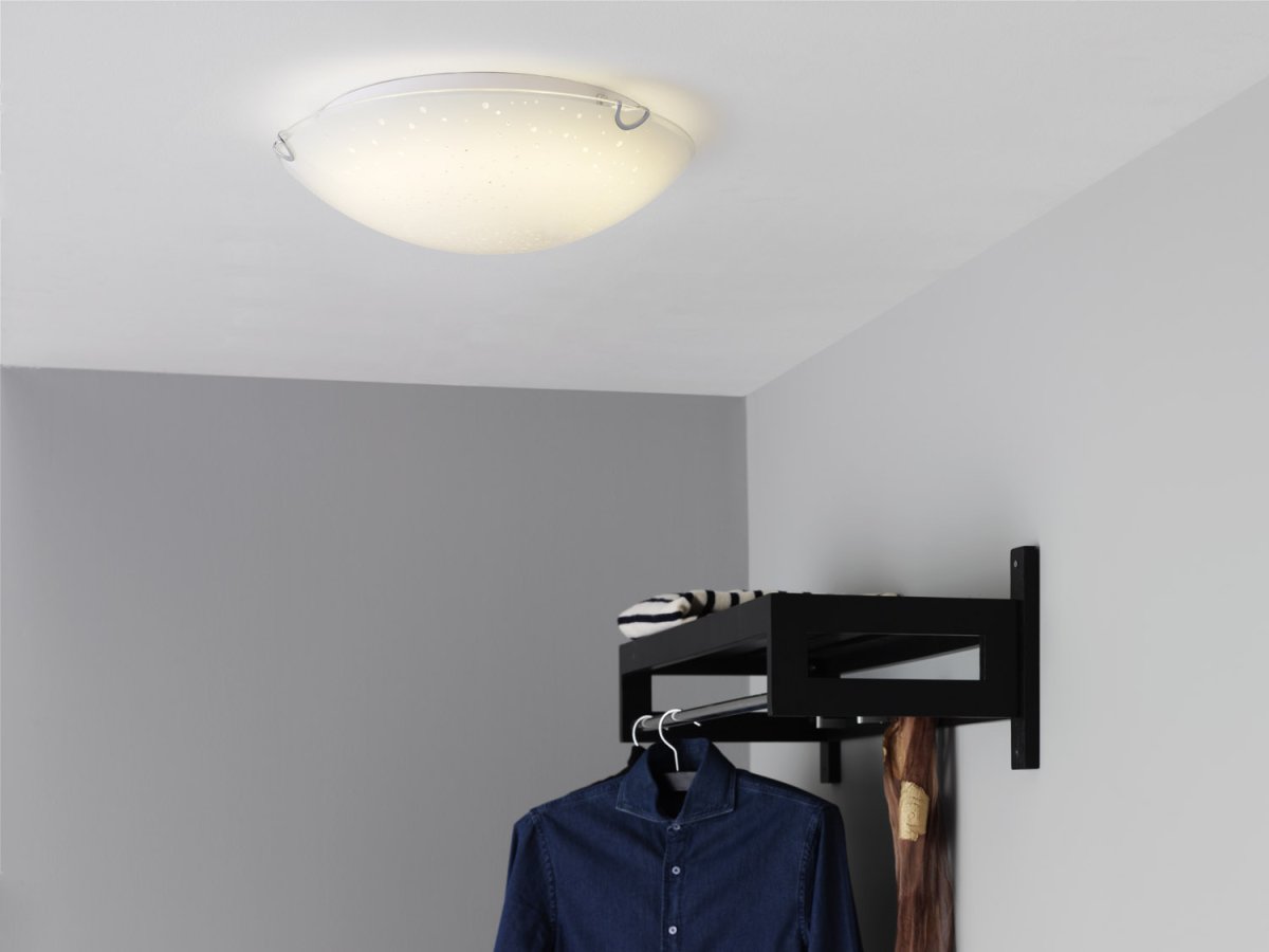 Zodiac Ø30 Hvit plafond Fra Cottex - Zodiac plafond i metall og glass er en elegant lampe som gir et mykt og behagelig lys i rommet.