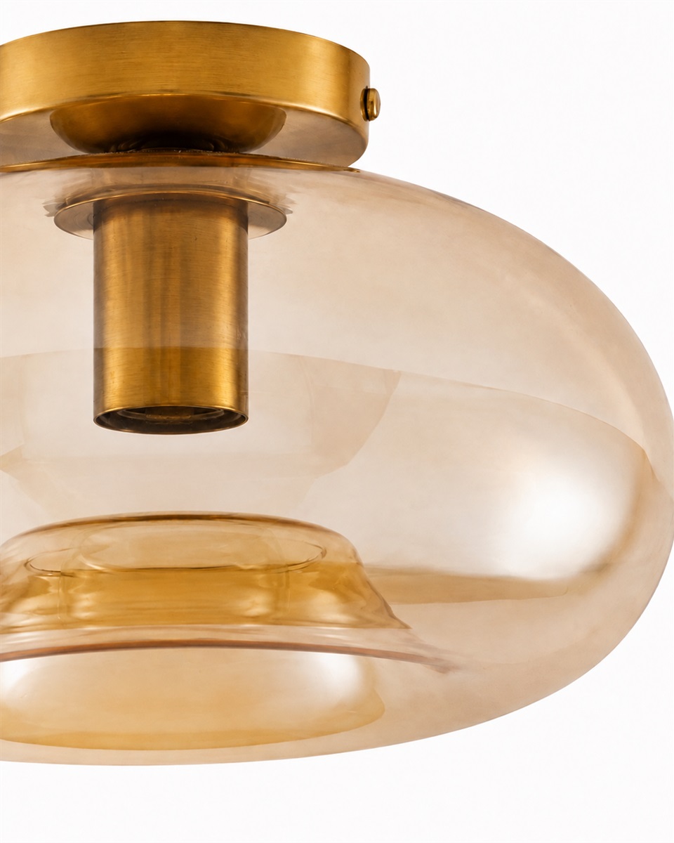 Munc Ø28 Rav plafond Fra Lampan - Munc er en elegant taklampe som kombinerer glass og metall i et mykt og stilig design.