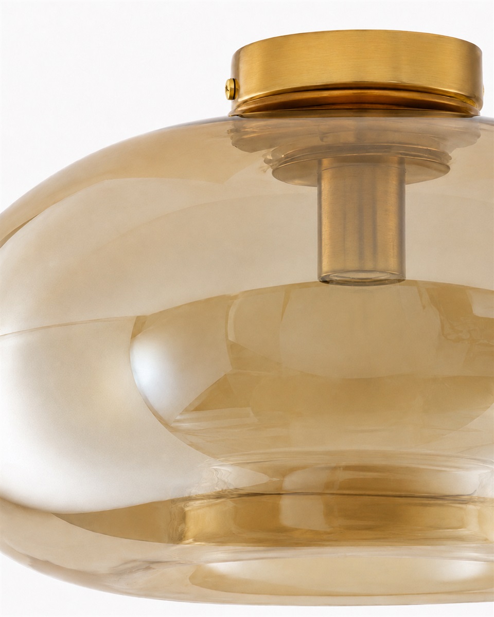 Munc Ø40 Rav plafond Fra Lampan - Munc er en elegant taklampe som kombinerer glass og metall i et mykt og stilig design.