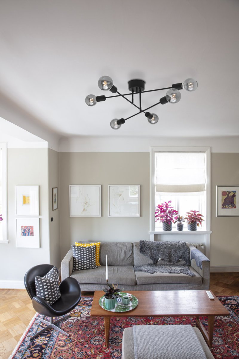 Baton 68cm Svart plafond Fra Cottex - Baton er en moderne taklampe som ikke bare sprer et behagelig lys i rommet, men ogs&aring; fungerer som en stilig interi&oslash;rdetalj.