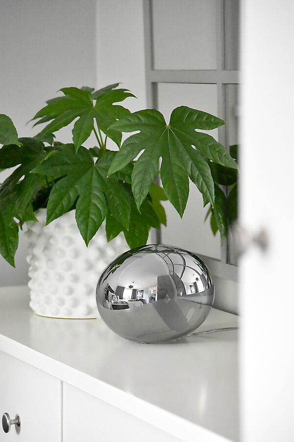 Globus 14cm Røykfarget bordlampe Fra Aneta Lighting - Globus bordlampe i r&oslash;kt glass med en lyskilde inni glasskulen som gir et dekorativt og behagelig lys.