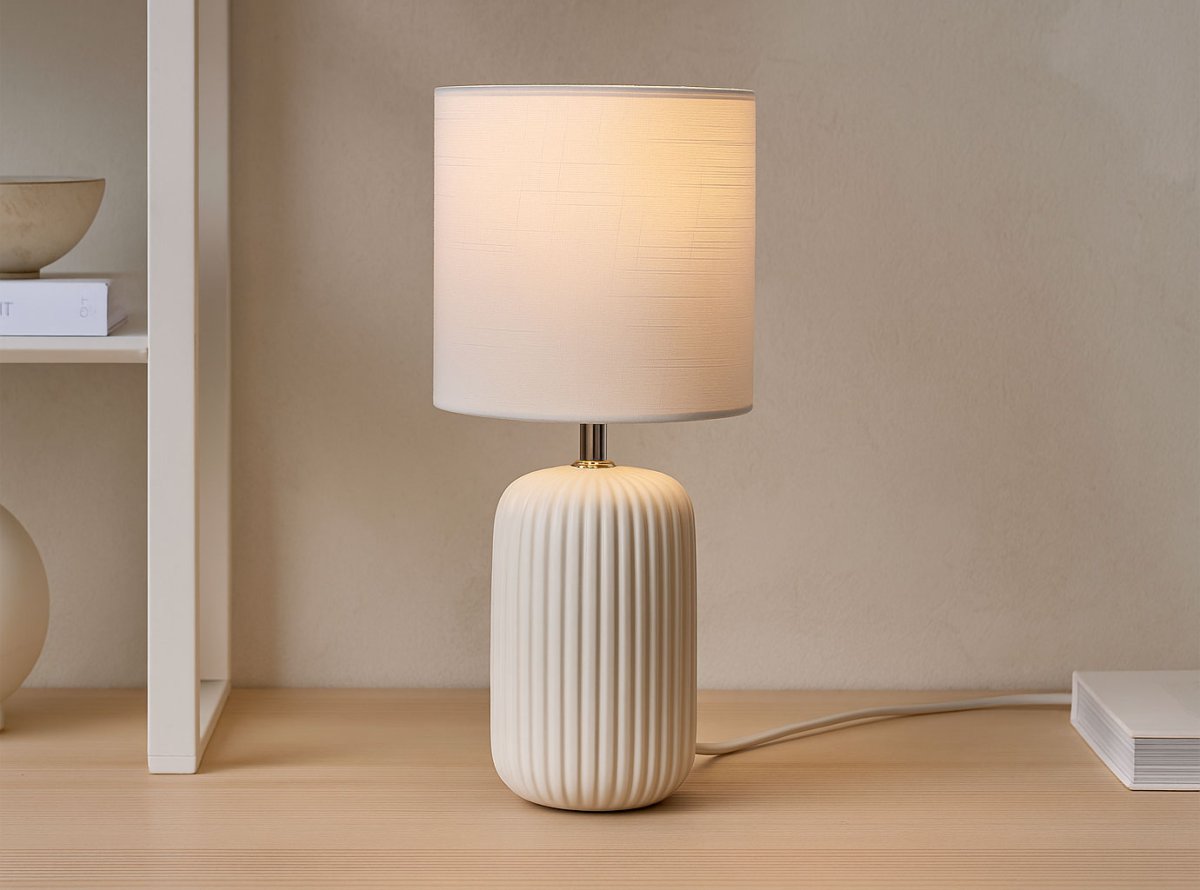 Palizzo 33cm Hvit bordlampe Fra Nordic Lighting - Leveres med 1,8 m hvit plastledning med str&oslash;mbryter og st&oslash;psel.