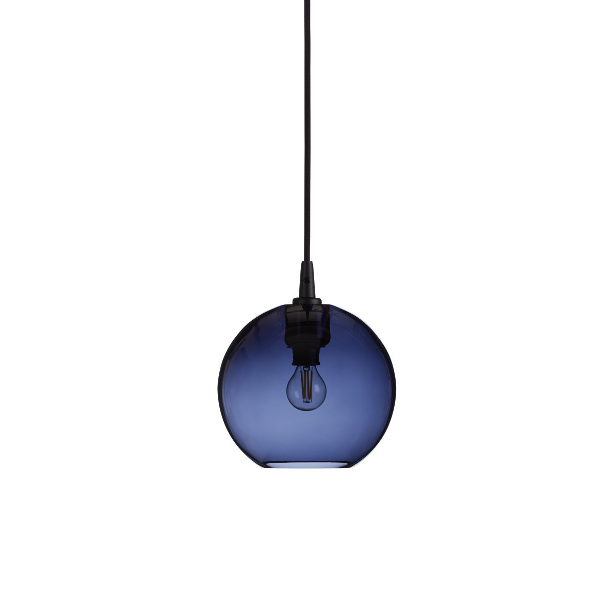 Gloria Ø20 Blå/svart Taklampe Fra Belid - Gloria er en sofistikert taklampe med en r&oslash;ykfylt, klar h&aring;ndbl&aring;st glasskuppel og en svart metallramme.