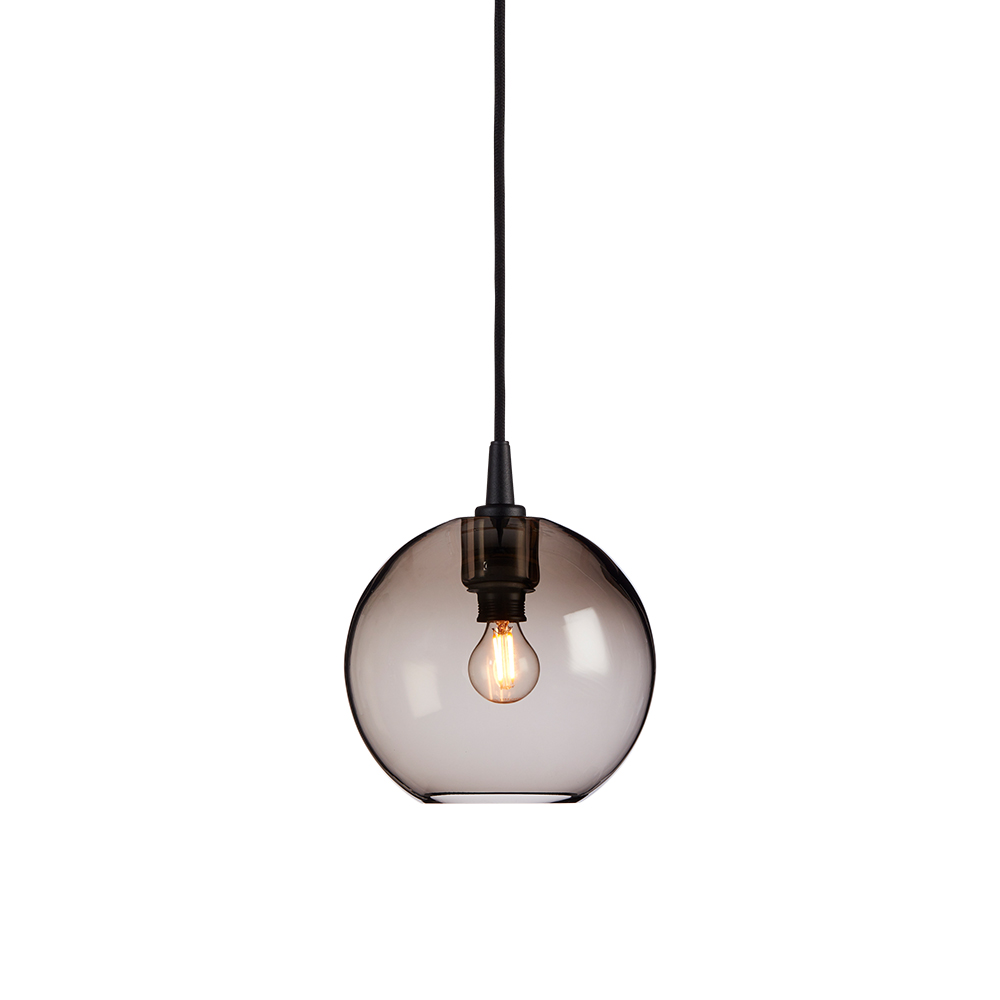 Gloria Ø16 Røyk/svart Taklampe Fra Belid - Gloria er en sofistikert taklampe med en røykfarget, håndblåst glasskuppel og en ramme i messing eller sortfarget metall.