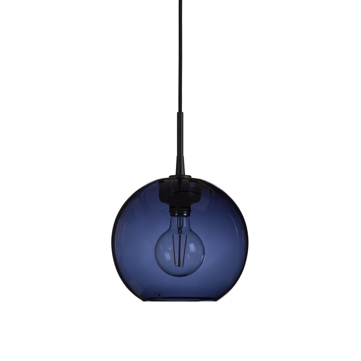 Gloria Ø26 Blå/svart Taklampe Fra Belid - Gloria er en sofistikert taklampe med en røykfarget, håndblåst glasskuppel og en ramme i messing eller sortfarget metall.