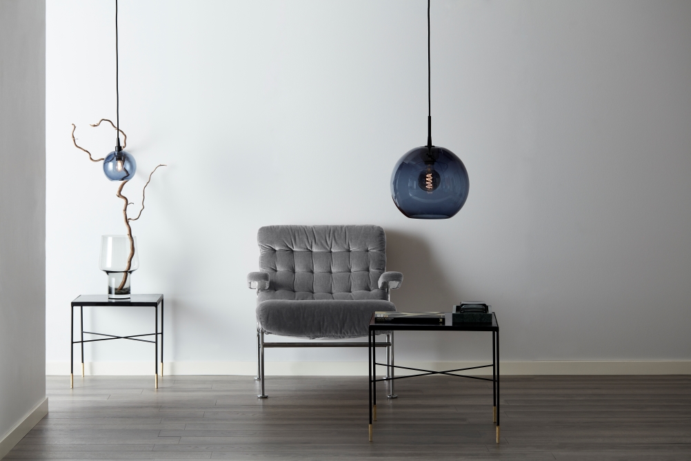 Gloria Ø38 Blå/svart Taklampe Fra Belid - Gloria er en sofistikert taklampe med en røykfylt, klar munnblåst glasskuppel og en ramme i svartfarget metall.