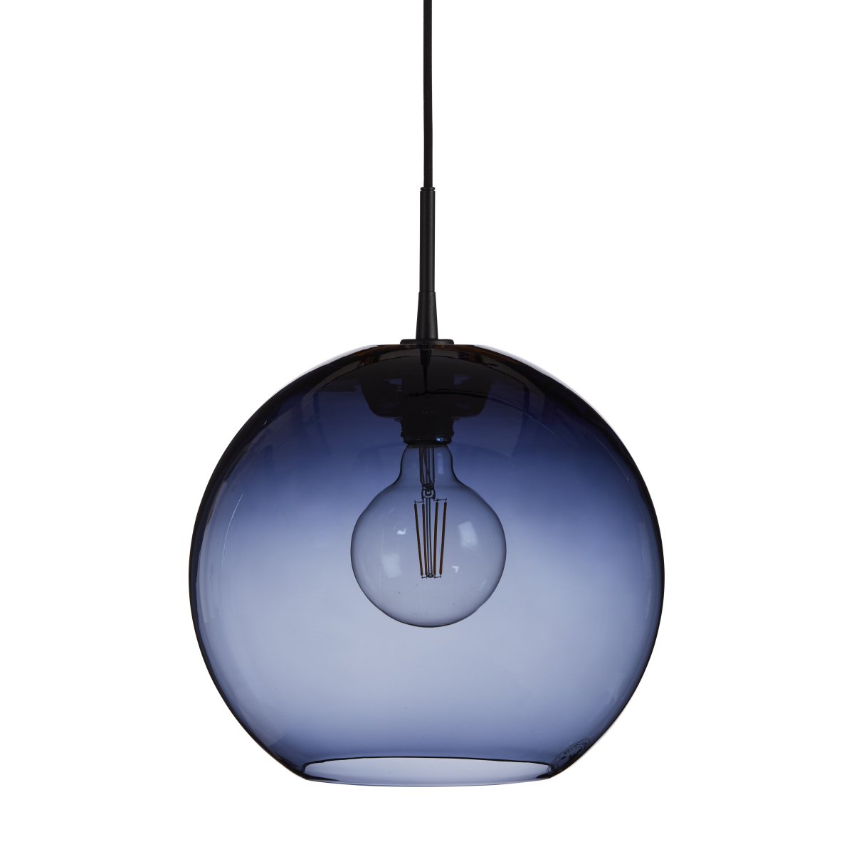 Gloria Ø38 Blå/svart Taklampe Fra Belid - Gloria er en sofistikert taklampe med en røykfylt, klar munnblåst glasskuppel og en ramme i svartfarget metall.