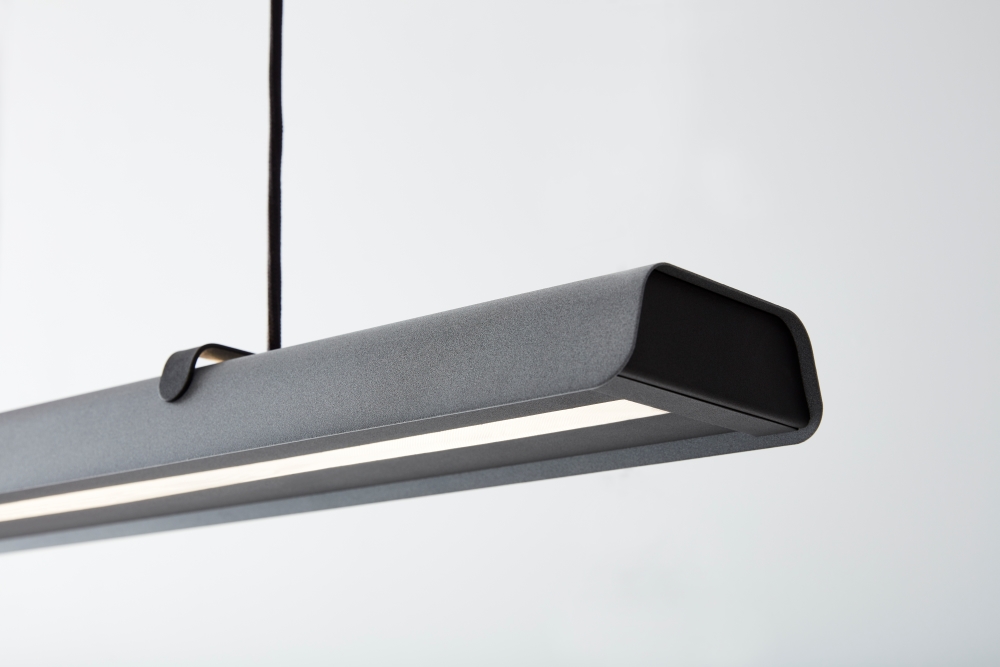 Fold Office 116cm Svart tekstur Taklampe Fra Belid - Hver lampe er et mesterverk av svensk design, med støpte beslag og utstansede detaljer som fremhever det solide håndverket og uttrykker hvordan metall kan omfavne lyset.