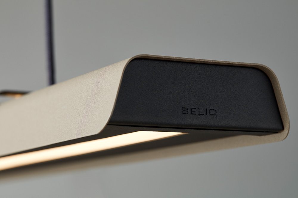 Fold Office 116cm Sandstruktur Taklampe Fra Belid - Hver lampe er et mesterverk av svensk design, med st&oslash;pte beslag og utstansede detaljer som fremhever det solide h&aring;ndverket og uttrykker hvordan metall kan omfavne lyset.