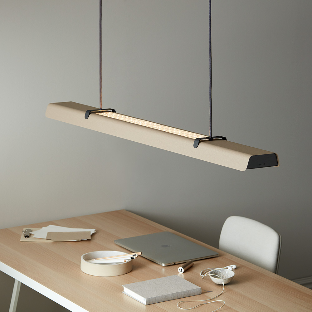 Fold Office 116cm Sandstruktur Taklampe Fra Belid - Hver lampe er et mesterverk av svensk design, med st&oslash;pte beslag og utstansede detaljer som fremhever det solide h&aring;ndverket og uttrykker hvordan metall kan omfavne lyset.