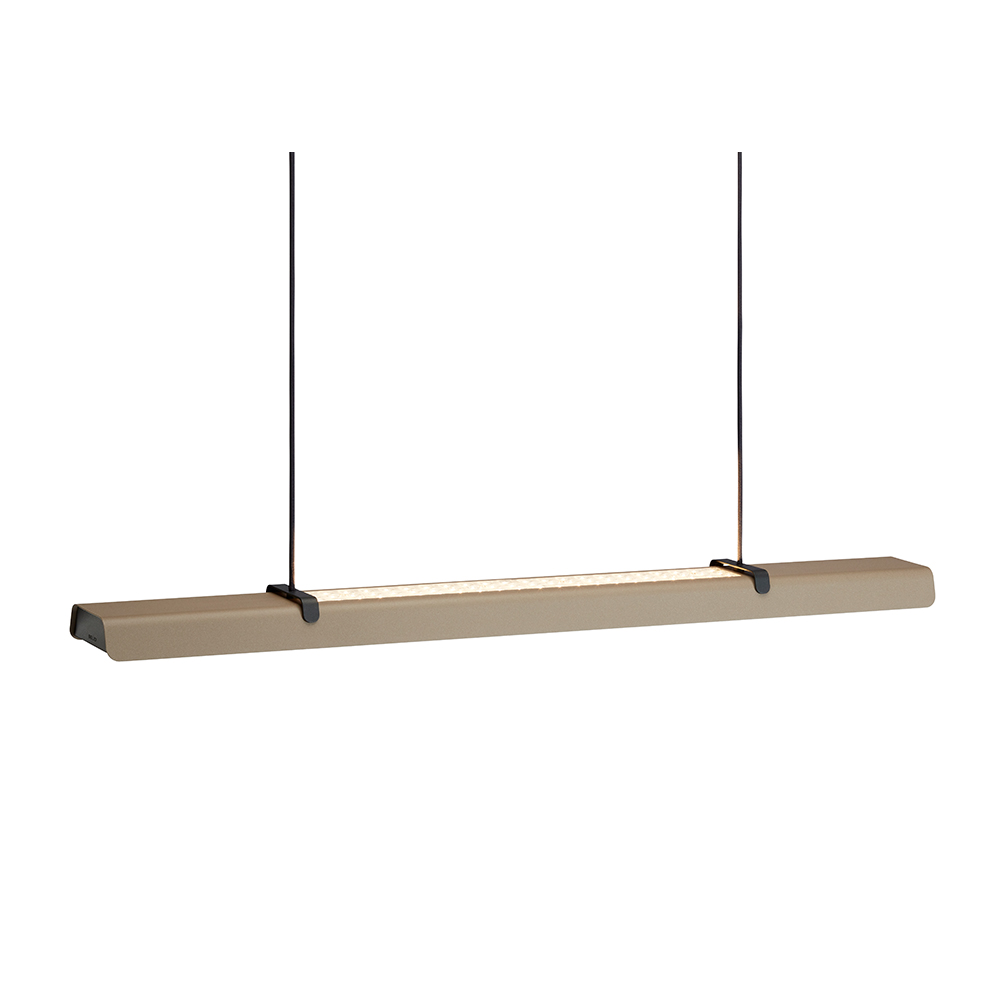 Fold Office 116cm Sandstruktur Taklampe Fra Belid - Hver lampe er et mesterverk av svensk design, med st&oslash;pte beslag og utstansede detaljer som fremhever det solide h&aring;ndverket og uttrykker hvordan metall kan omfavne lyset.