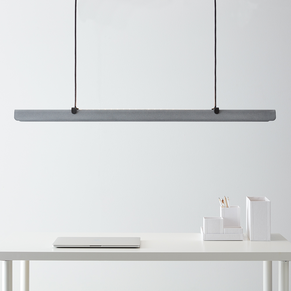 Fold Office 116cm Betongstruktur Taklampe Fra Belid - Hver lampe er et mesterverk av svensk design, med støpte beslag og utstansede detaljer som fremhever det solide håndverket og uttrykker hvordan metall kan omfavne lyset.