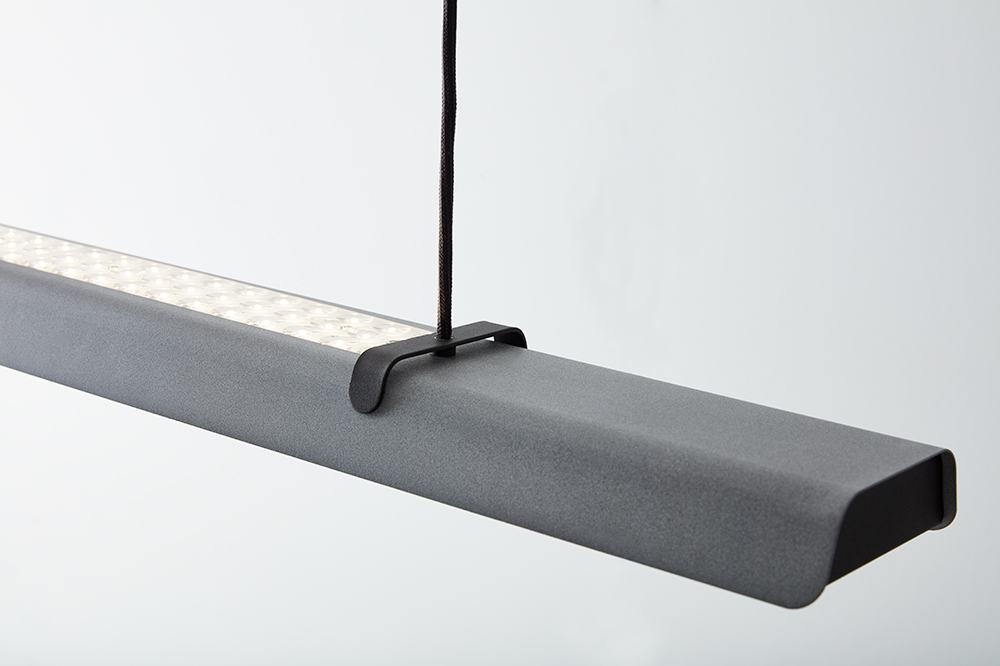 Fold Office 116cm Betongstruktur Taklampe Fra Belid - Hver lampe er et mesterverk av svensk design, med støpte beslag og utstansede detaljer som fremhever det solide håndverket og uttrykker hvordan metall kan omfavne lyset.