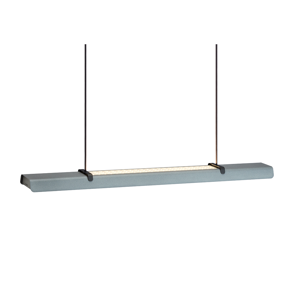 Fold Office 116cm Betongstruktur Taklampe Fra Belid - Hver lampe er et mesterverk av svensk design, med støpte beslag og utstansede detaljer som fremhever det solide håndverket og uttrykker hvordan metall kan omfavne lyset.