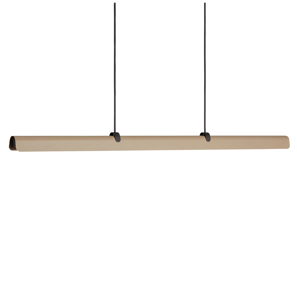 Fold 118cm Sand Taklampe Fra Belid - Hver lampe er et mesterverk av svensk design, med st&oslash;pte beslag og utstansede detaljer som fremhever det solide h&aring;ndverket og uttrykker hvordan metall kan omfavne lyset.