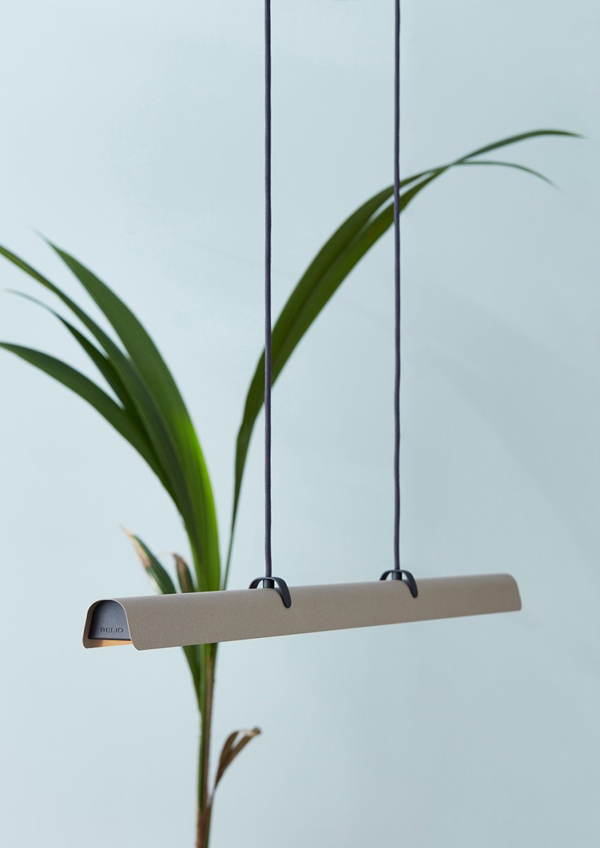 Fold 118cm Sand Taklampe Fra Belid - Hver lampe er et mesterverk av svensk design, med st&oslash;pte beslag og utstansede detaljer som fremhever det solide h&aring;ndverket og uttrykker hvordan metall kan omfavne lyset.