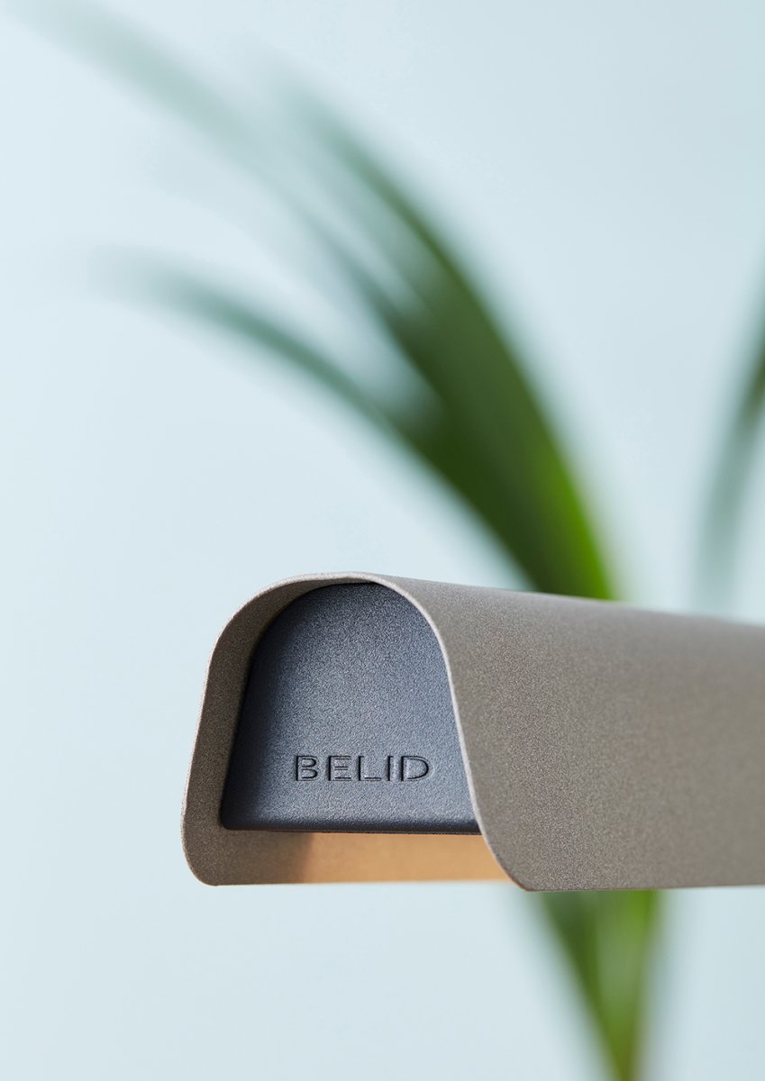 Fold 118cm Sand Taklampe Fra Belid - Hver lampe er et mesterverk av svensk design, med st&oslash;pte beslag og utstansede detaljer som fremhever det solide h&aring;ndverket og uttrykker hvordan metall kan omfavne lyset.