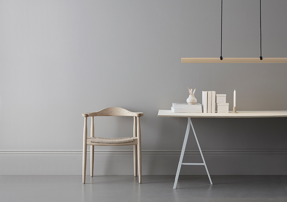 Fold 118cm Sand Taklampe Fra Belid - Hver lampe er et mesterverk av svensk design, med st&oslash;pte beslag og utstansede detaljer som fremhever det solide h&aring;ndverket og uttrykker hvordan metall kan omfavne lyset.