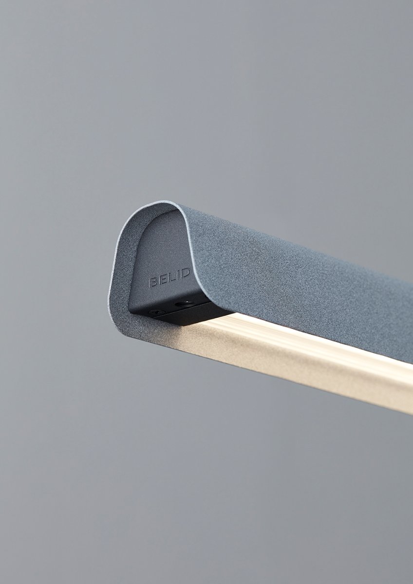 Fold 118cm Betong Taklampe Fra Belid - Hver lampe er et mesterverk av svensk design, med støpte beslag og utstansede detaljer som fremhever det solide håndverket og uttrykker hvordan metall kan omfavne lyset.