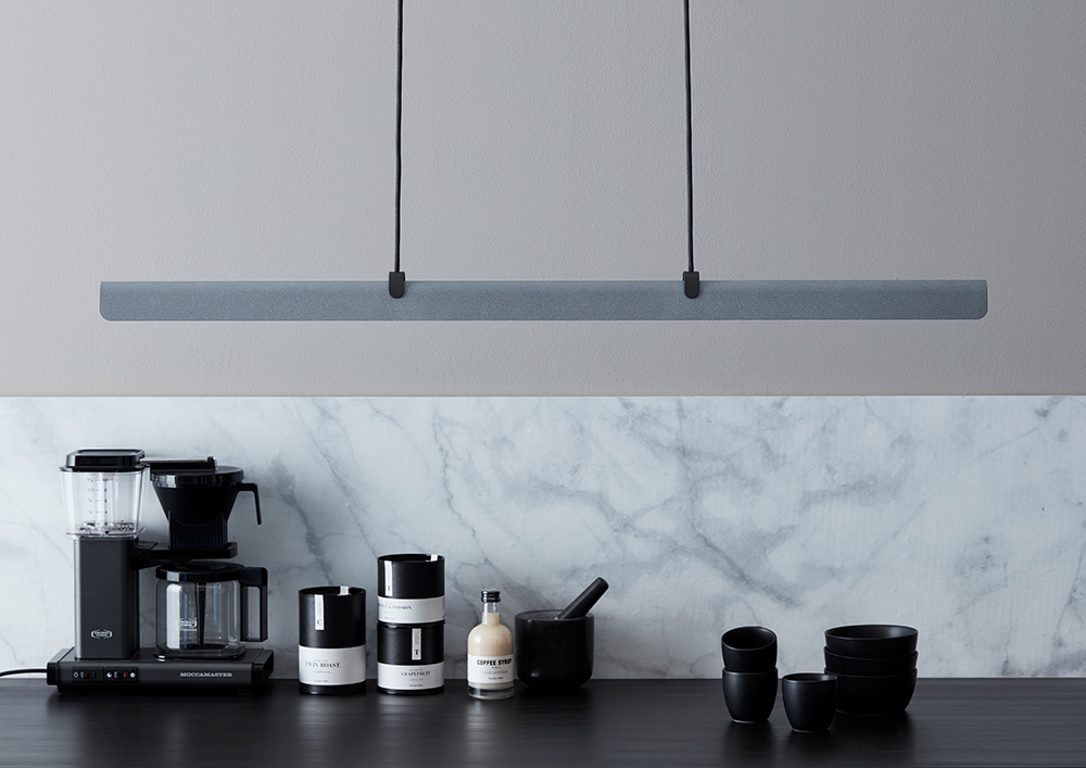 Fold 118cm Betong Taklampe Fra Belid - Hver lampe er et mesterverk av svensk design, med støpte beslag og utstansede detaljer som fremhever det solide håndverket og uttrykker hvordan metall kan omfavne lyset.