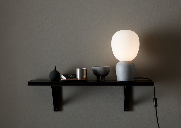 Buddy 18cm Betongstruktur bordlampe Fra Belid - Passer til alle valg av interiørdesign, miljø og stil.