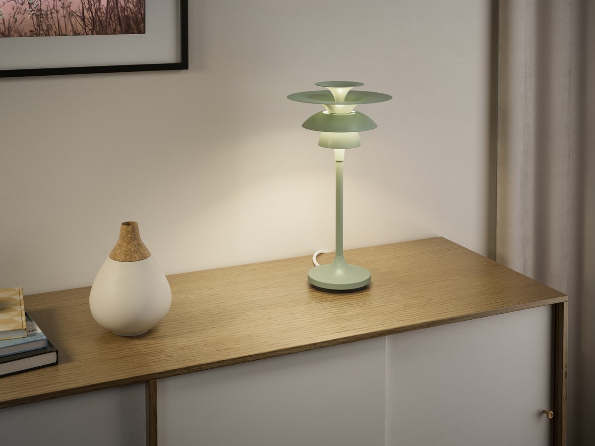 Picasso 35cm Myk salvie bordlampe Fra Belid - Fargene gifter seg meget behagelig med naturlige interi&oslash;rstiler, men ogs&aring; mer grafiske interi&oslash;rstiler, hvor man &oslash;nsker en passende fremtoning av interi&oslash;rdetaljene.