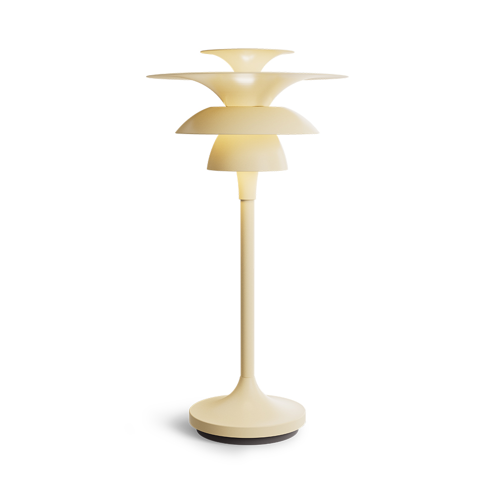 Picasso 35cm Lett honning bordlampe Fra Belid - Fargene gifter seg meget behagelig med naturlige interi&oslash;rstiler, men ogs&aring; mer grafiske interi&oslash;rstiler, hvor man &oslash;nsker en passende fremtoning av interi&oslash;rdetaljene.