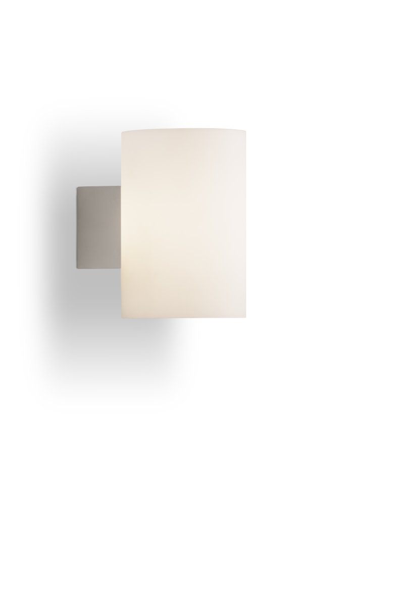 Evoke Hvit vegglampe Fra Herstal - Evoke vegglampe er designet med et opalt hvitt glass som skaper et diffust omgivelseslys i rommet.