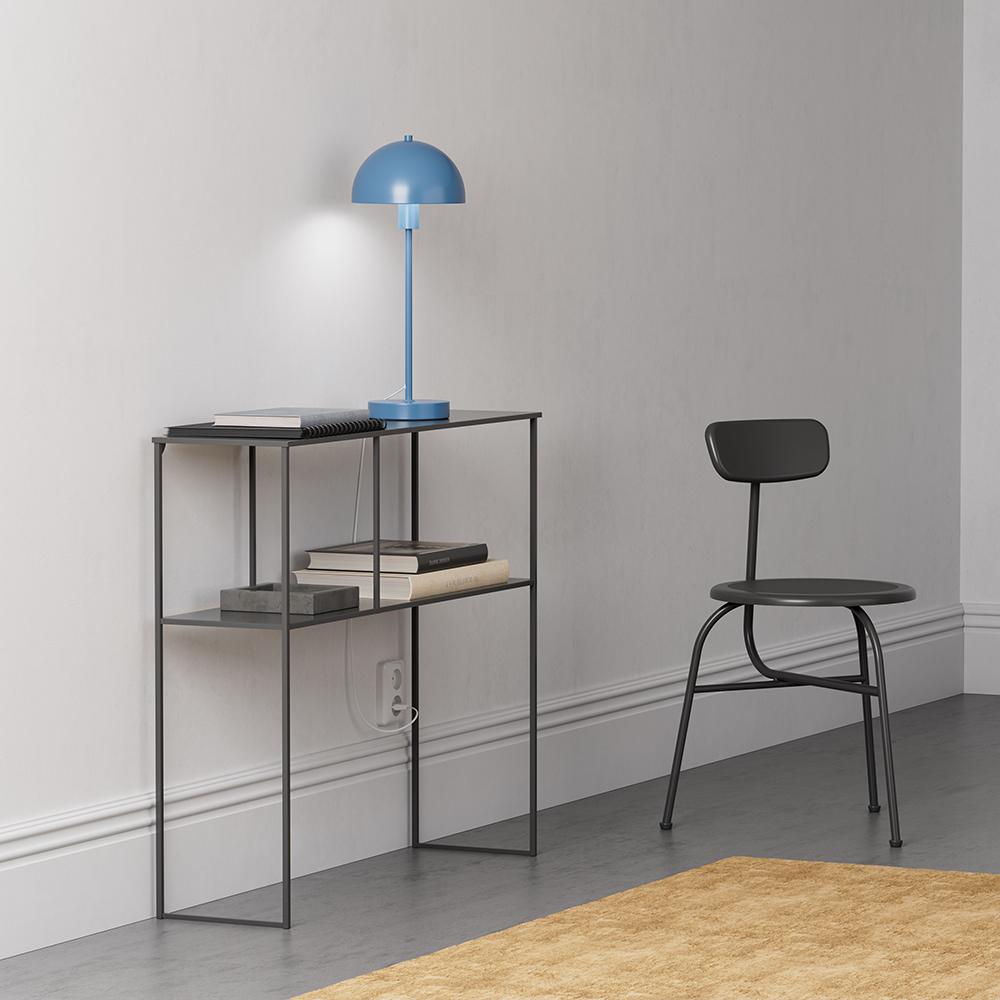Vienda 48cm Blå bordlampe Fra Herstal - Vienda bordlampe med sitt klassiske og elegante design, gj&oslash;r at lampen kan brukes i hjemmet i mange &aring;r.