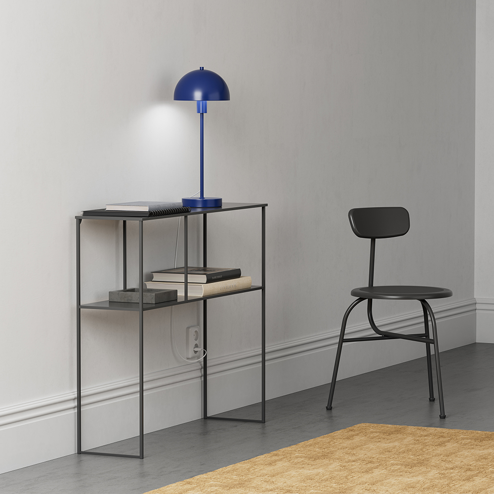 Vienda 48cm Mørk denim bordlampe Fra Herstal - Vienda bordlampe med sitt klassiske og elegante design, gj&oslash;r at lampen kan brukes i hjemmet i mange &aring;r.