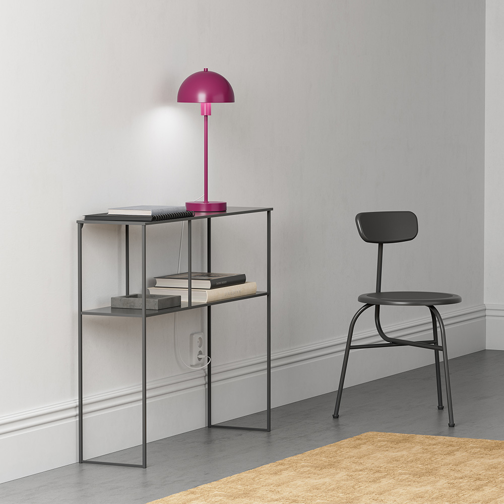 Vienda 48cm Lilla bordlampe Fra Herstal - Vienda bordlampe med sitt klassiske og elegante design, gj&oslash;r at lampen kan brukes i hjemmet i mange &aring;r.