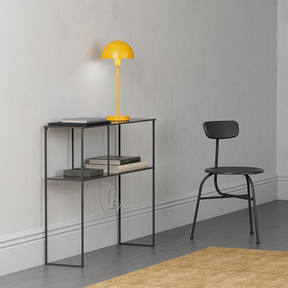 Vienda 48cm Gul bordlampe Fra Herstal - Vienda bordlampe med sitt klassiske og elegante design, gj&oslash;r at lampen kan brukes i hjemmet i mange &aring;r.