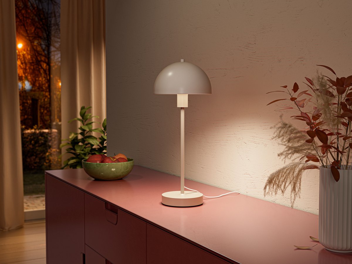 Vienda 48cm Beige bordlampe Fra Herstal - Vienda bordlampe med sitt klassiske og elegante design, gj&oslash;r at lampen kan brukes i hjemmet i mange &aring;r.