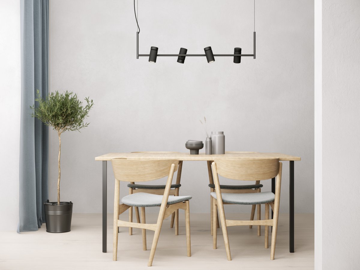 Holder 100cm Svart Taklampe Fra Herstal - Det kan se enkelt ut ved f&oslash;rste &oslash;yekast, men Holder-lampen er full av detaljer.