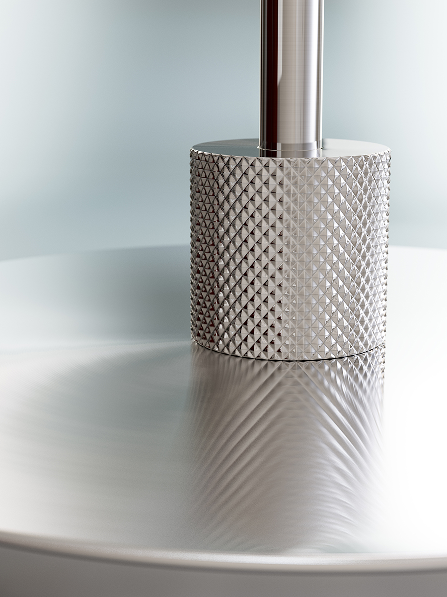 Gil il Grande 37cm Krom bordlampe Fra Herstal - Lampen sprer et behagelig lys og passer perfekt på et sidebord, skrivebord eller i et vindu.