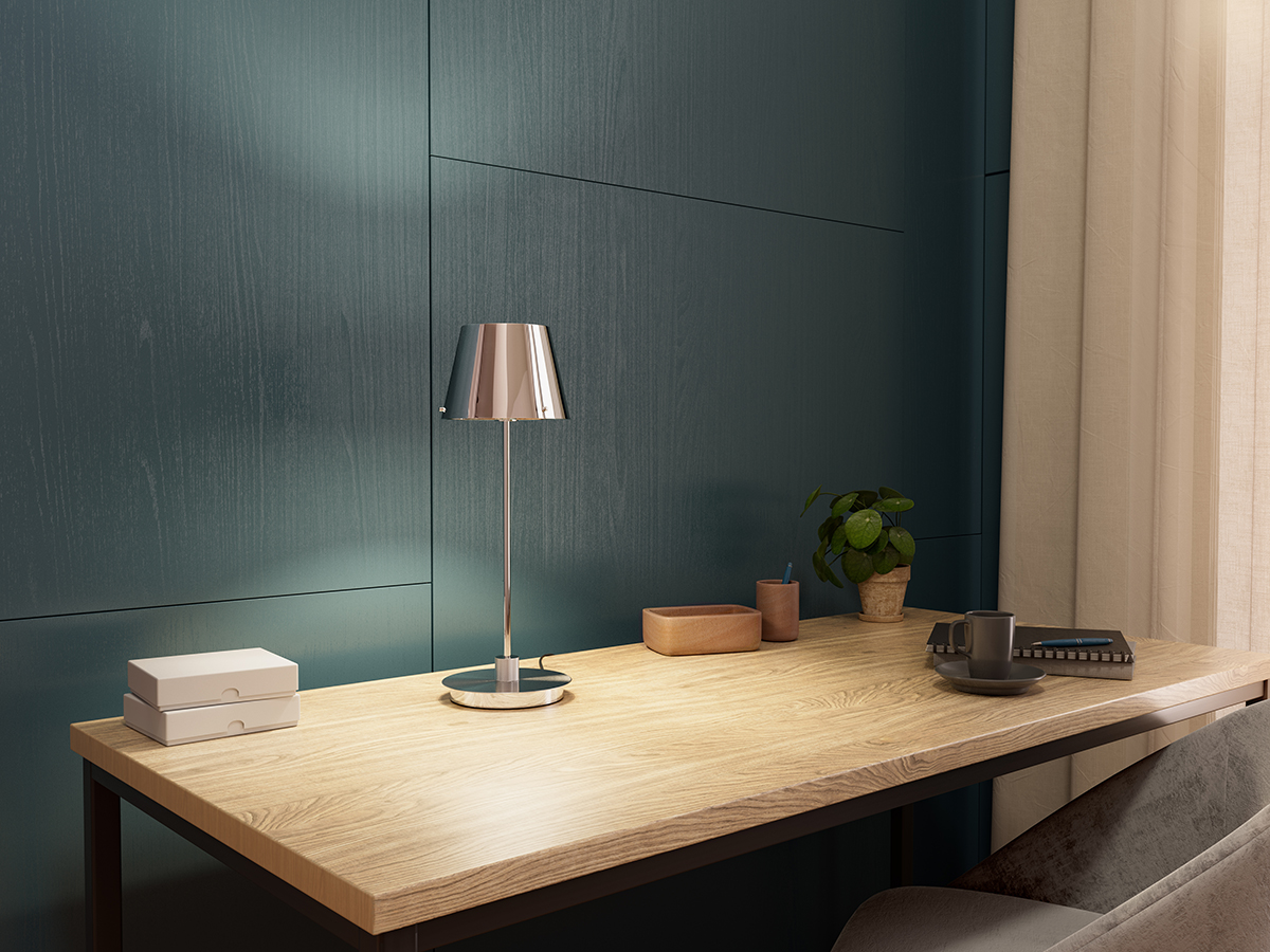 Gil il Grande 37cm Krom bordlampe Fra Herstal - Lampen sprer et behagelig lys og passer perfekt på et sidebord, skrivebord eller i et vindu.