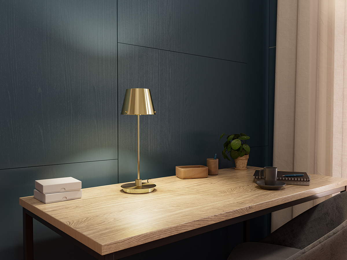 Gil il Grande 37cm Sateng messing bordlampe Fra Herstal - Lampen sprer et behagelig lys og passer perfekt på et sidebord, skrivebord eller i et vindu.